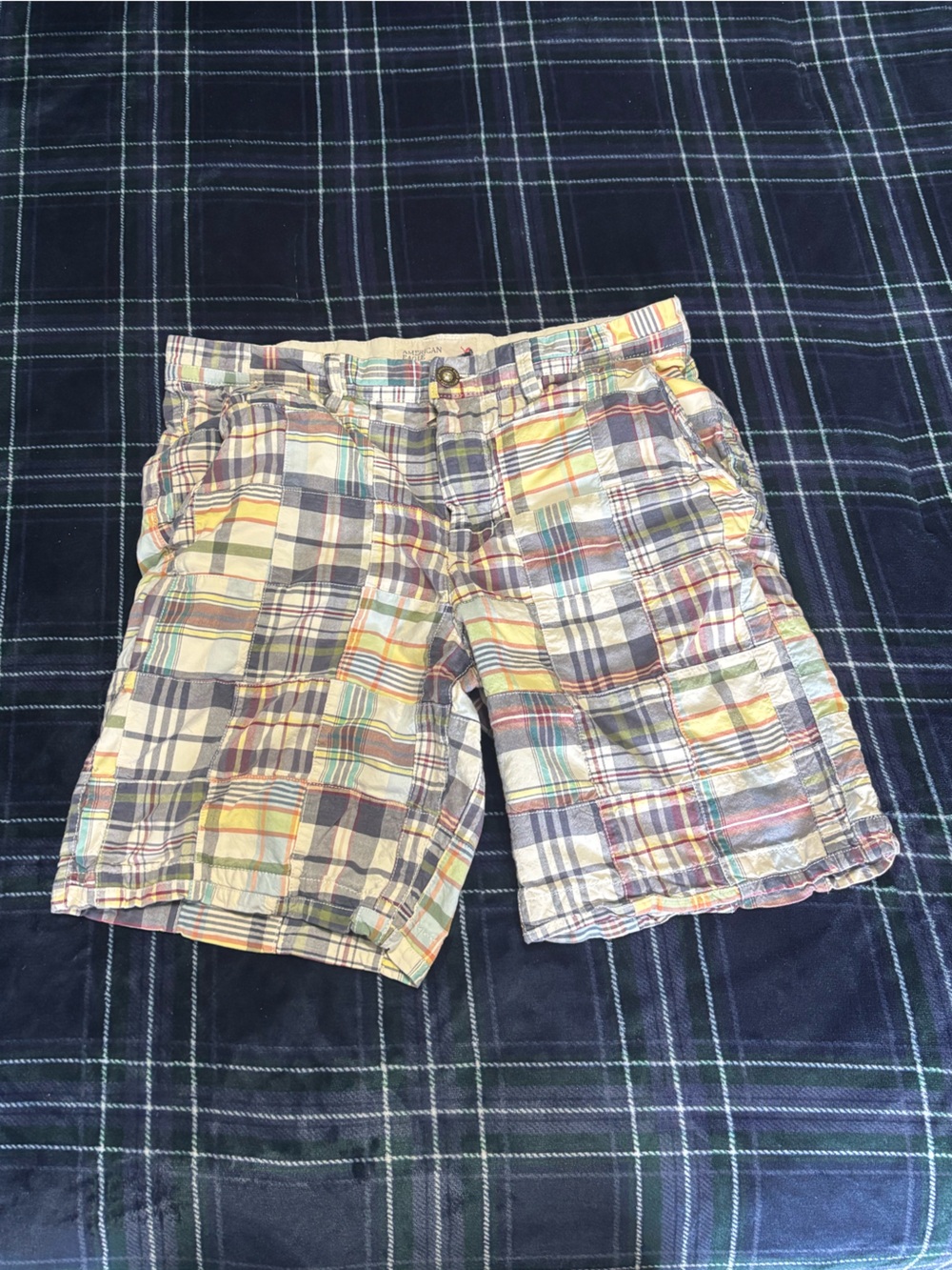 Vintage 2000s American EagleOutfitters Multi-colored plaid cotton shorts.Size 32